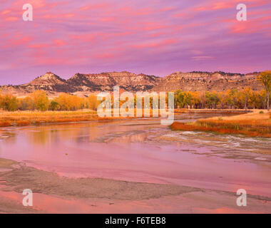 alba autunnale sul fiume delle polveri e i badlands vicino a broadstus, montana Foto Stock