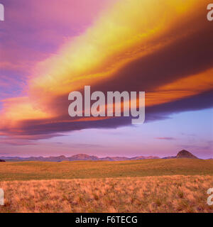 alba nuvole sopra la prateria e haystack butte lungo la montagna rocciosa fronte vicino augusta, montana Foto Stock