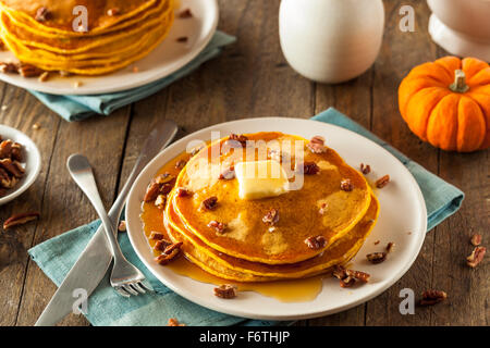 In casa la zucca frittelle con burro di noci pecan e sciroppo d'acero Foto Stock