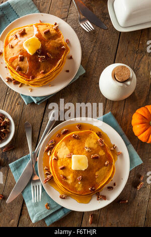 In casa la zucca frittelle con burro di noci pecan e sciroppo d'acero Foto Stock