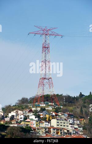 Elettriche ad alta tensione di trasmissione di energia elettrica di alimentazione del cavo di linea traliccio in Sariyer quartiere di Istanbul, Turchia Foto Stock