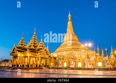 Yangon, Myanmar vista della Shwedagon pagoda al crepuscolo. Foto Stock