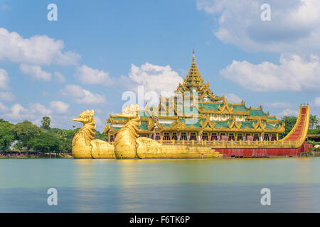 Yangon, Myanmar a Karaweik Palace di Kandawgyi Royal Lago Foto Stock