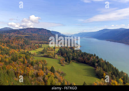 Stato di Washington i colori dell'Autunno lungo il Columbia River Gorge da Capo Horn Viewpoint Foto Stock