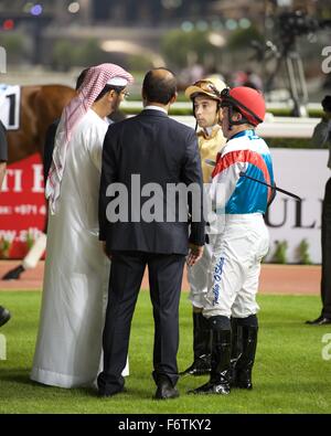 Meydan Racecourse, UAE. Il 19 Novembre, 2015. H. E. Sheikh Majid Bin Mohammed Al Maktoum che parla al suo fantini all Ippodromo di Meydan Credito: Tom Morgan/Alamy Live News Foto Stock