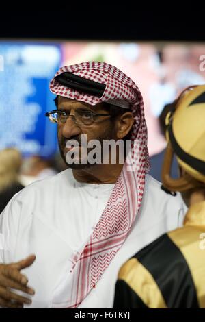 Meydan Racecourse, UAE. Il 19 Novembre, 2015. H. E. Sheikh Majid Bin Mohammed Al Maktoum con la sua fantini all Ippodromo di Meydan Credito: Tom Morgan/Alamy Live News Foto Stock