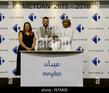 Meydan Racecourse, UAE. Il 19 Novembre, 2015. Il trofeo è presentata dopo Murasil vince gara 1 il purosangue cavalcato da Pat Dobbs all Ippodromo di Meydan Credito: Tom Morgan/Alamy Live News Foto Stock