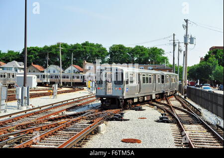 Una linea marrone treno si insinua attraverso scambi nel lasciare la Kimball Avenue stazione sul suo viaggio a Chicago, Illinois, Stati Uniti d'America. Foto Stock
