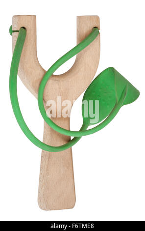 Semplice slingshot con forcella di legno e gomma verde fascia tubolare isolata su sfondo bianco Foto Stock