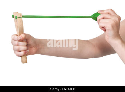 Le mani tirando la banda di gomma di fionda in legno isolato su sfondo bianco Foto Stock