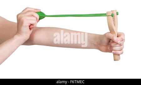 Le mani tirare la verde fascia in gomma di semplici di legno slingshot isolati su sfondo bianco Foto Stock