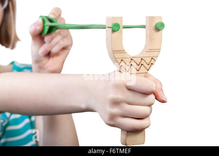 Ragazza tira verde fascia in gomma di semplici di legno slingshot isolati su sfondo bianco Foto Stock