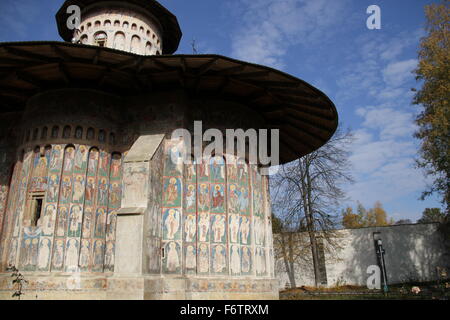 Bellissimo monastero Voronet in Bucovina, Romania Foto Stock