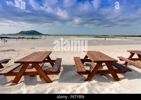 Svuotare tavolo in legno sulla spiaggia, Jeju Island, Corea del Sud Foto Stock