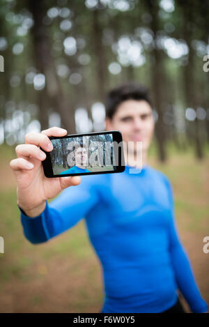 Selfie di un runner sul display di uno smartphone Foto Stock