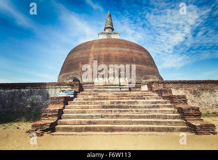 Rankoth Vehera in città patrimonio mondiale Polonnaruwa, Sri Lanka. Foto Stock