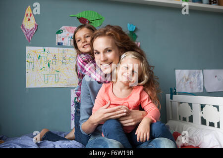 Ritratto di donna con il suo piccolo figlie nella stanza dei bambini Foto Stock