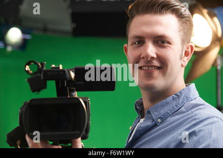 Fotocamera maschio operatore In Studio televisivo Foto Stock