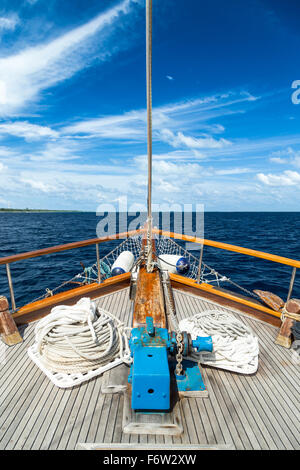 Barca a vela sul vasto oceano aperto Foto Stock