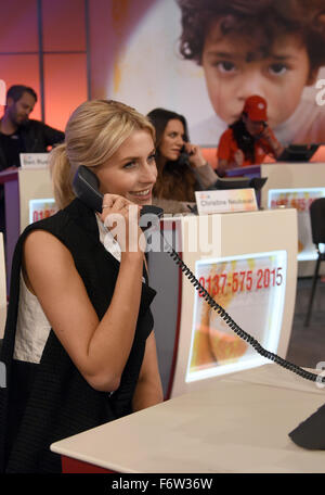 Colonia, Germania. Xix Nov, 2015. Modello tedesco Lena Gerke parla al telefono durante il telethon RTL a Colonia, Germania, 19 novembre 2015. Il telethon durato 30 ore in cui RTL raccolto denaro per i progetti di beneficenza per bambini. Foto: Henning Kaiser/dpa/Alamy Live News Foto Stock