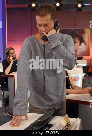 Colonia, Germania. Xix Nov, 2015. Attore tedesco Til Schweiger parla al telefono durante il telethon RTL a Colonia, Germania, 19 novembre 2015. Il telethon durato 30 ore in cui RTL raccolto denaro per i progetti di beneficenza per bambini. Foto: Henning Kaiser/dpa/Alamy Live News Foto Stock