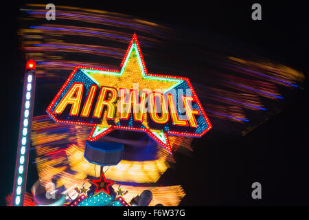 Londra, Regno Unito. Il 19 novembre 2015. Airwolf fairground ride. Hyde Park Winter Wonderland si apre con molte attrazioni come giostre, mercatini di Natale, un circo e una birra bavarese Village. La fiera è aperta fino al 3 gennaio 2016. Credito: Immagini vibranti/Alamy Live News Foto Stock