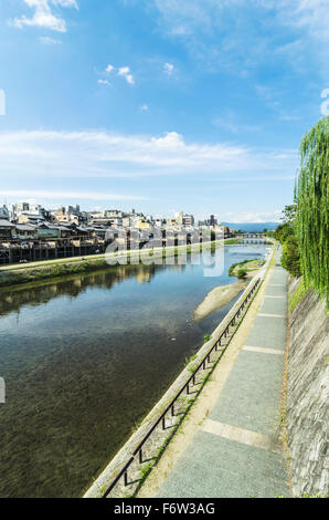 Giappone, Honshu, Kyoto, quartiere di Gion, Waterfront edifici al fiume Kamo Foto Stock