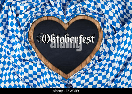 Oktoberfest a forma di cuore con blackboard bandiera bavarese Foto Stock