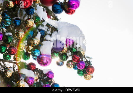 Coloratissima palla di Natale ornamenti su un gigantesco albero di Natale sul Saechselaeutenplatz, al di fuori dell Opernhaus di Zurigo, Svizzera. Foto Stock