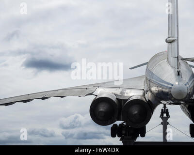 Scartato il russo Tupolev Tu-144 supersonico di aerei per il trasporto di passeggeri sul display sul tetto di un museo a Sinsheim, Germania Foto Stock