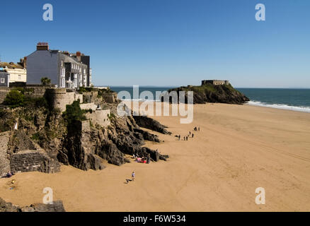 I vacanzieri sulle sabbie, Tenby, con Santa Caterina di isola in background. Pembrokeshire, Wales, Regno Unito. Foto Stock