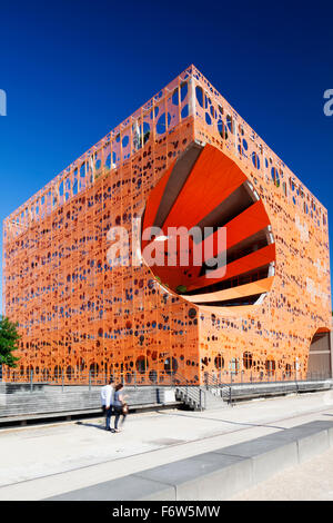 L'arancione edificio cubo del la confluenza del distretto di Lione in Francia. Foto Stock