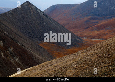 Monti Tien Shan in colori autunnali, Regione autonoma di Xinjiang, Cina. Foto Stock