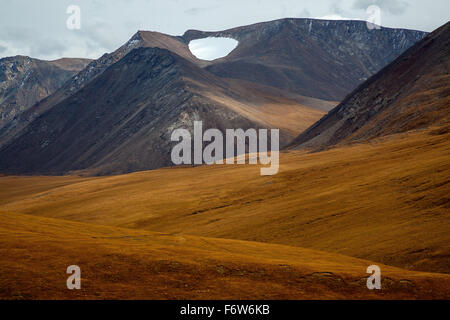 Monti Tien Shan in colori autunnali, Regione autonoma di Xinjiang, Cina. Foto Stock