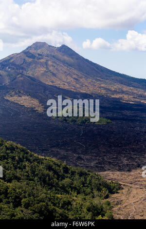 Vulcano Batur e Agung mountain vista panoramica con cielo blu da Kintamani, Bali, Indonesia Foto Stock