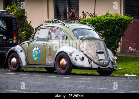 BOCAS DEL TORO, Panama - 09 Settembre 2015: vecchia auto d'epoca con molti tatuaggi dal 1976 è il parcheggio nel centro di Bocas del Toro città di Panama. Foto Stock