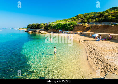 Isola di Rab, Croazia - circa agosto 2015: Le coste incontaminate e acque cristalline dell'isola di Rab, Croazia. Foto Stock