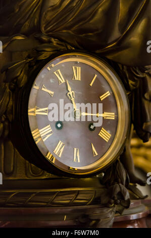 Dettaglio del tavolo antico orologio con avvolgimento manuale Foto Stock