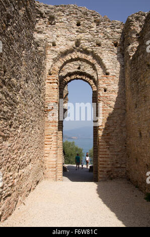 Grotte di Catullo e il Lago di Garda Foto Stock