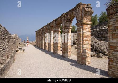 Grotte di Catullo e il Lago di Garda Foto Stock