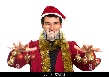 Giovane bella bruna uomo che indossa red capanna, cappotto nero e pullover, sorridendo felice, su sfondo bianco con copia spazio, holdi Foto Stock