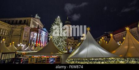 Berlino, Germania. Xix Nov, 2015. L'accensione di un albero di Natale troneggia la vendita cabine e bancarelle del mercatino di Natale sulla piazza Gendarmenmarkt a Berlino, Germania, 19 novembre 2015. Il mercatino di Natale che si trova tra la Deutsche Dome (la chiesa tedesca) e Franzoesische Duomo (Cattedrale francese) apre ufficialmente le sue porte il 23 novembre 2015. Foto: Paolo Zinken/dpa/Alamy Live News Foto Stock