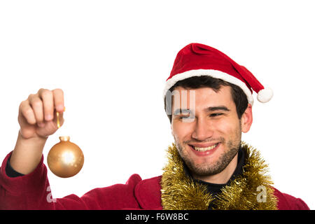 Giovane bella bruna uomo che indossa red capanna, cappotto nero e pullover, sorridendo felice, su sfondo bianco con copia spazio, holdi Foto Stock