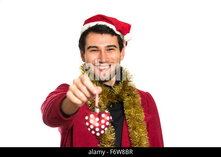 Giovane bella bruna uomo che indossa red capanna, cappotto nero e pullover, sorridendo felice, su sfondo bianco con copia spazio, holdi Foto Stock