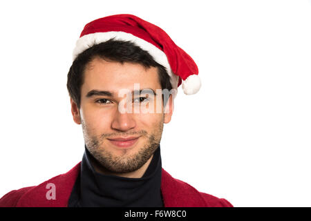 Giovane bella bruna uomo che indossa red capanna, cappotto nero e pullover, sorridendo felice, su sfondo bianco con spazio di copia Foto Stock