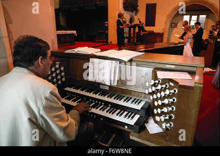 Organista organo di riproduzione durante la cerimonia di nozze, Foto Stock