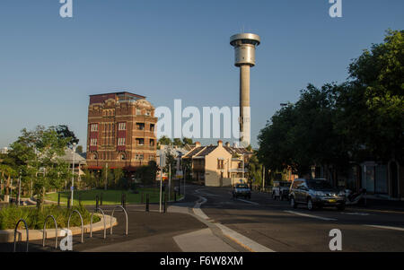 La Sydney Ports Harbour Control Tower fu costruita nel 1974 per gestire il traffico portuale, fu demolita nel 2016 come parte della riqualificazione del Barangaroo Foto Stock