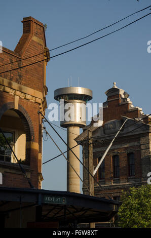 La Sydney Ports Harbour Control Tower fu costruita nel 1974 per gestire il traffico portuale, fu demolita nel 2016 come parte della riqualificazione del Barangaroo Foto Stock