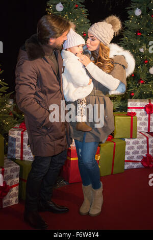 Londra, Regno Unito. Il 19 novembre 2015. Tamara Ecclestone, Jay Rutland e Sophia Ecclestone-Rutland. Celebrity red carpet arrivi per l'anteprima di apertura notturna di Hyde Park Winter Wonderland 2015. Foto Stock