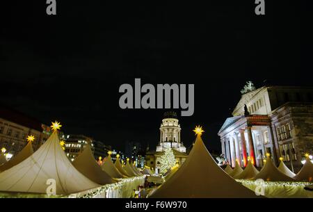 Berlino, Germania. Xix Nov, 2015. Un albero di Natale le bancarelle del mercatino di Natale di stand illuminato sulla piazza Gendarmenmarkt a Berlino, Germania, 19 novembre 2015. Il mercatino di Natale che si trova tra la Deutsche Dome (la chiesa tedesca) e Franzoesische Duomo (Cattedrale francese) apre ufficialmente le sue porte il 23 novembre 2015. Foto: Paolo Zinken/dpa/Alamy Live News Foto Stock